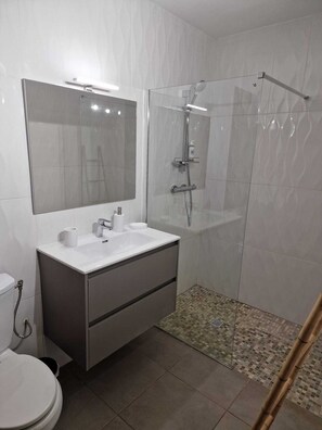 Een douche, een haardroger, handdoeken, zeep