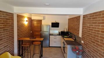 Geladeira, micro-ondas, fogão, cooktop