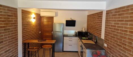 Réfrigérateur, micro-ondes, four, plaque de cuisson