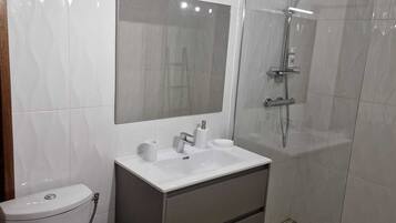 Chuveiro, secador de cabelo, toalhas de banho, sabonete