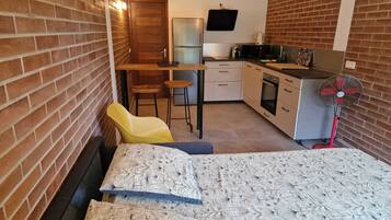 1 quarto, ferros/tábuas de passar roupa, berço de viagem