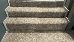 A set of carpeted stairs with a wooden finish leading to a balcony. - Light and Airey new apartment on Apple Orchard minutes from Sylvan Beach (Blossvale)