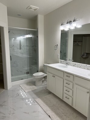 Douche, sèche-cheveux, serviettes fournies, savon