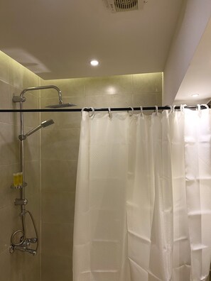 Rainfall showerhead, hair dryer, bidet, towels - RoadHouse (Wadi Musa)