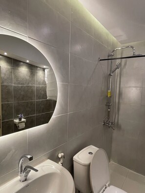Rainfall showerhead, hair dryer, bidet, towels - RoadHouse (Wadi Musa)