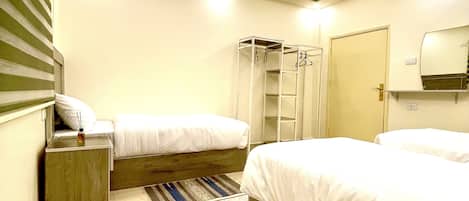 Habitación triple Deluxe | Sábanas de algodón egipcio, ropa de cama de alta calidad y edredón