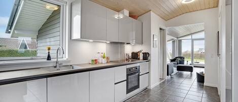 Een koelkast, een oven, een kookplaat, een vaatwasser