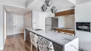 Fridge, microwave, oven, stovetop - A Hilton Grand Vacations Club at Flamingo, Las Vegas, Nevada (Las Vegas)