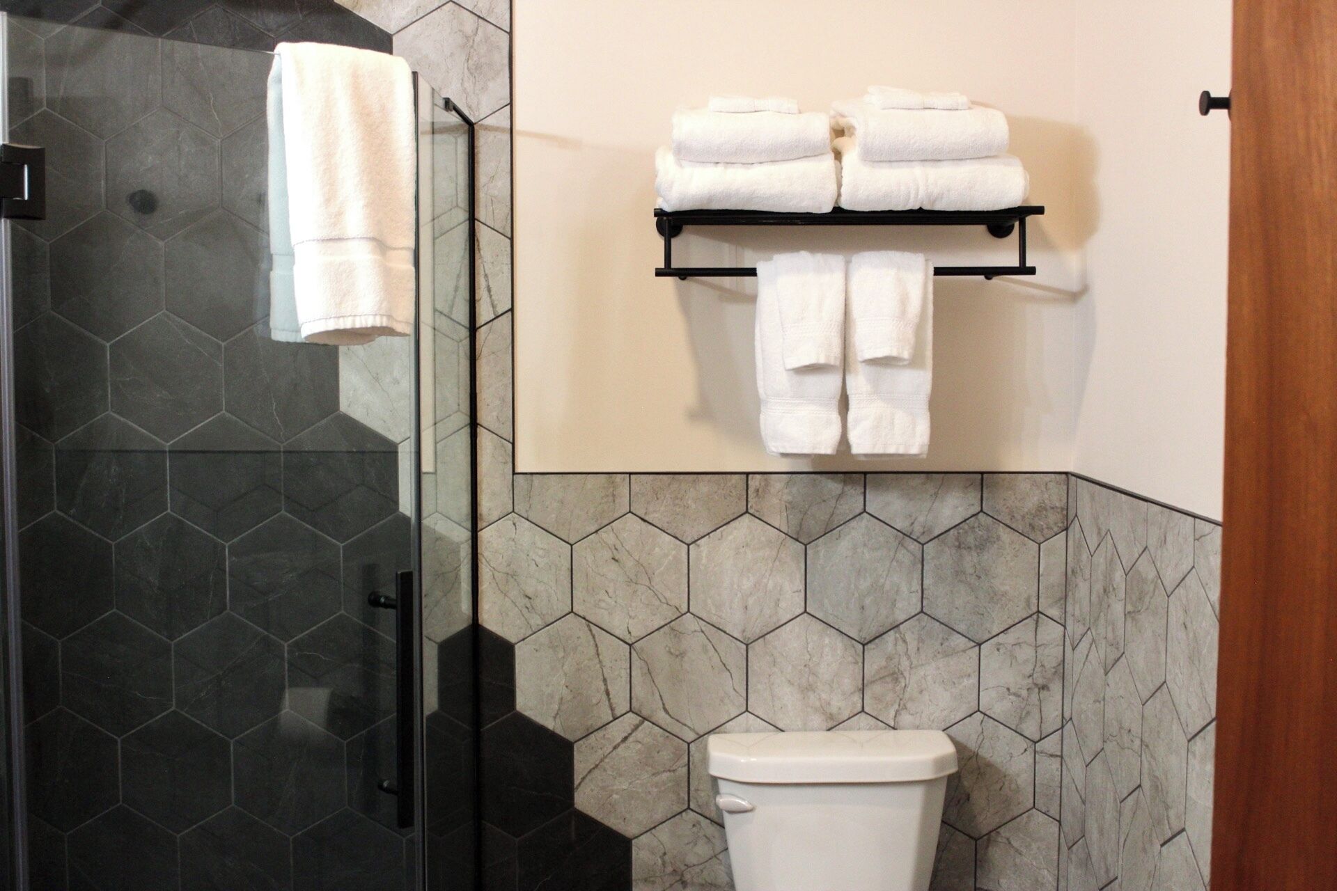 The Lodge- Ruth Suite