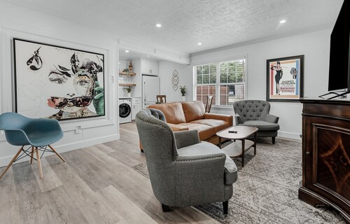 Audrey: Walk to A&M/King Beds