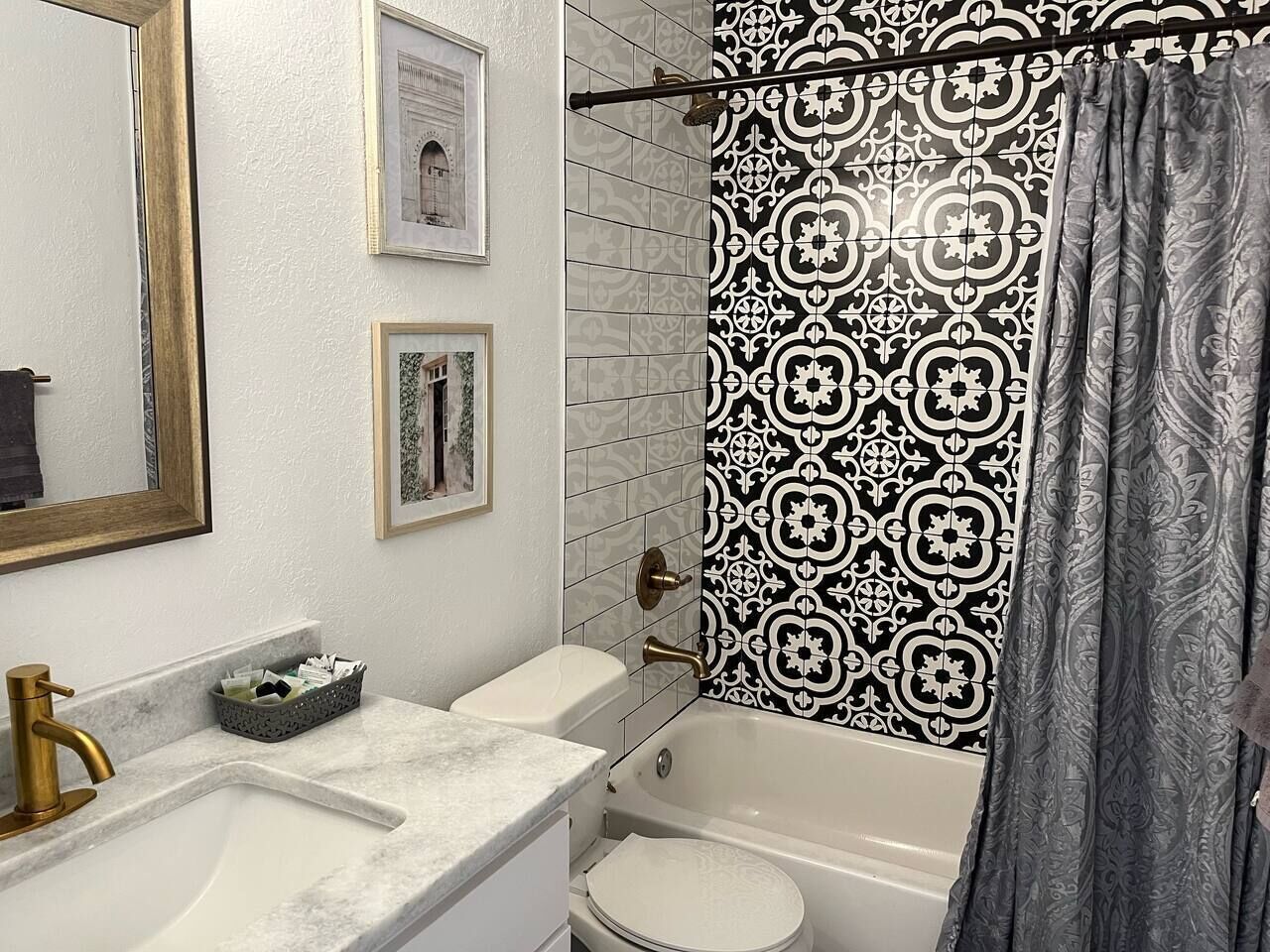 Ensemble douche/baignoire, sèche-cheveux, serviettes fournies