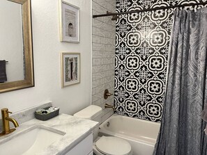Combined shower/tub, hair dryer, towels - Audrey: Walk to A&M/King Beds (Bryan)