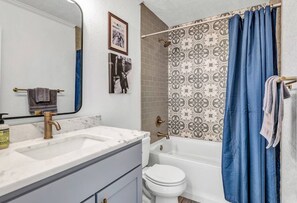 Combined shower/bathtub, hair dryer, towels