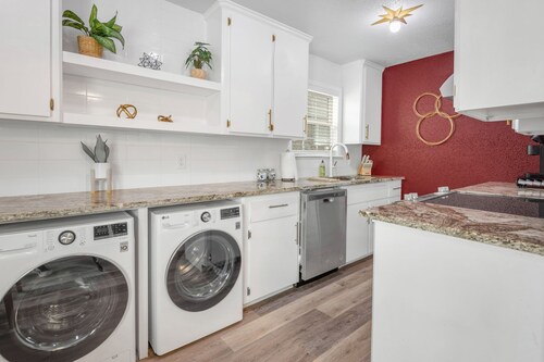 Legends: 1st Floor/2 Bdrm, Walk to A&M, King Beds