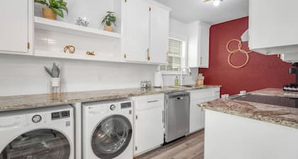 Legends: 1st Floor/2 Bdrm, Walk to A&M, King Beds