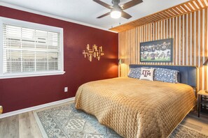 2 bedrooms, iron/ironing board, WiFi, bed sheets - Legends: 1st Floor/2 Bdrm, Walk to A&M, King Beds (Bryan)