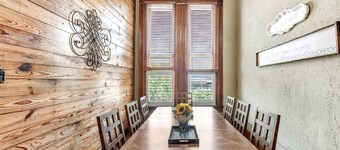 Satchmo: Dwntwn Bryan-Main Street, 2nd floor, King Beds