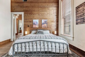 2 bedrooms, iron/ironing board, WiFi, bed sheets - Satchmo: Dwntwn Bryan-Main Street, 2nd floor, King Beds (Bryan)
