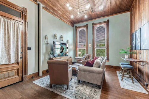 Satchmo: Dwntwn Bryan-Main Street, 2nd floor, King Beds