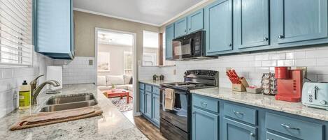 Køleskab, mikrobølgeovn, ovn, kogeplade