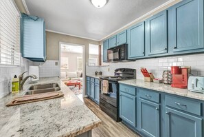 Een koelkast, een magnetron, een oven, een kookplaat