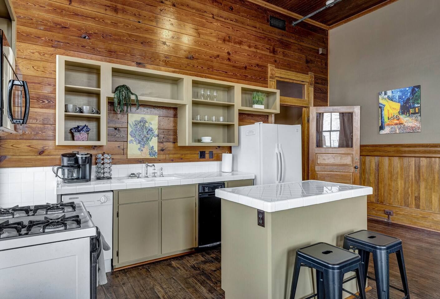 Starry Night: Dwntwn Bryan on Main St, 2nd Flr, King Bed