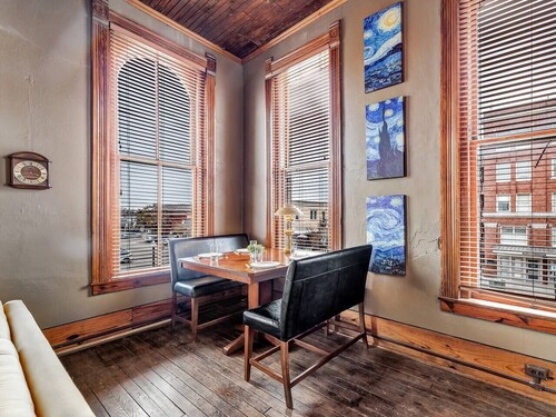 Starry Night: Dwntwn Bryan on Main St, 2nd Flr, King Bed