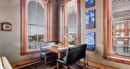 Starry Night: Dwntwn Bryan on Main St, 2nd Flr, King Bed