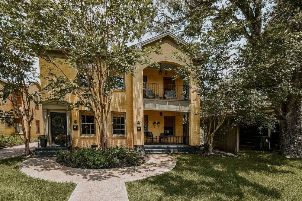 The Nook: 1st Floor, Near A&M, Comfy King Beds