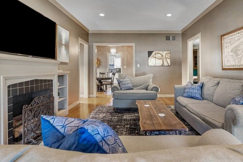 The Nook: 1st Floor, Near A&M, Comfy King Beds