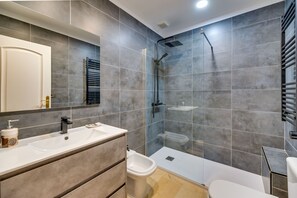 Een douche, gratis toiletartikelen, een haardroger, een bidet