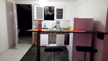 Réfrigérateur, micro-ondes, plaque de cuisson, cafetiÚre/bouilloire