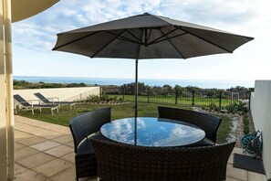Outdoor dining - Beach Bliss - Ocean Views / Private Beach Access (Tennyson)