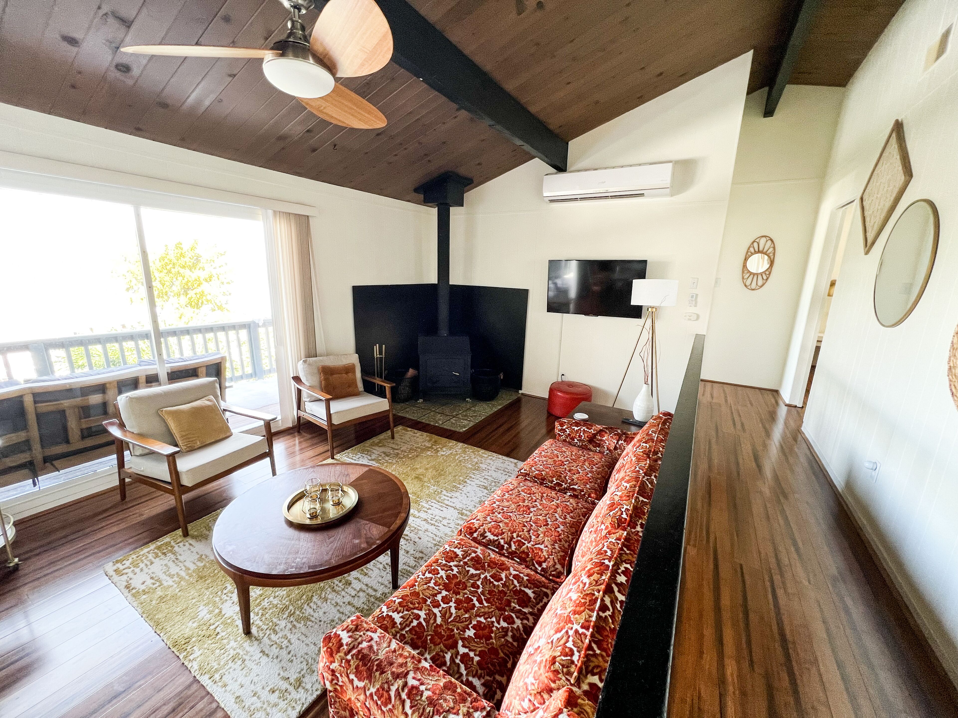 Peaceful Mid-century home w/ King bed and Hot tub--Amazing lake views!