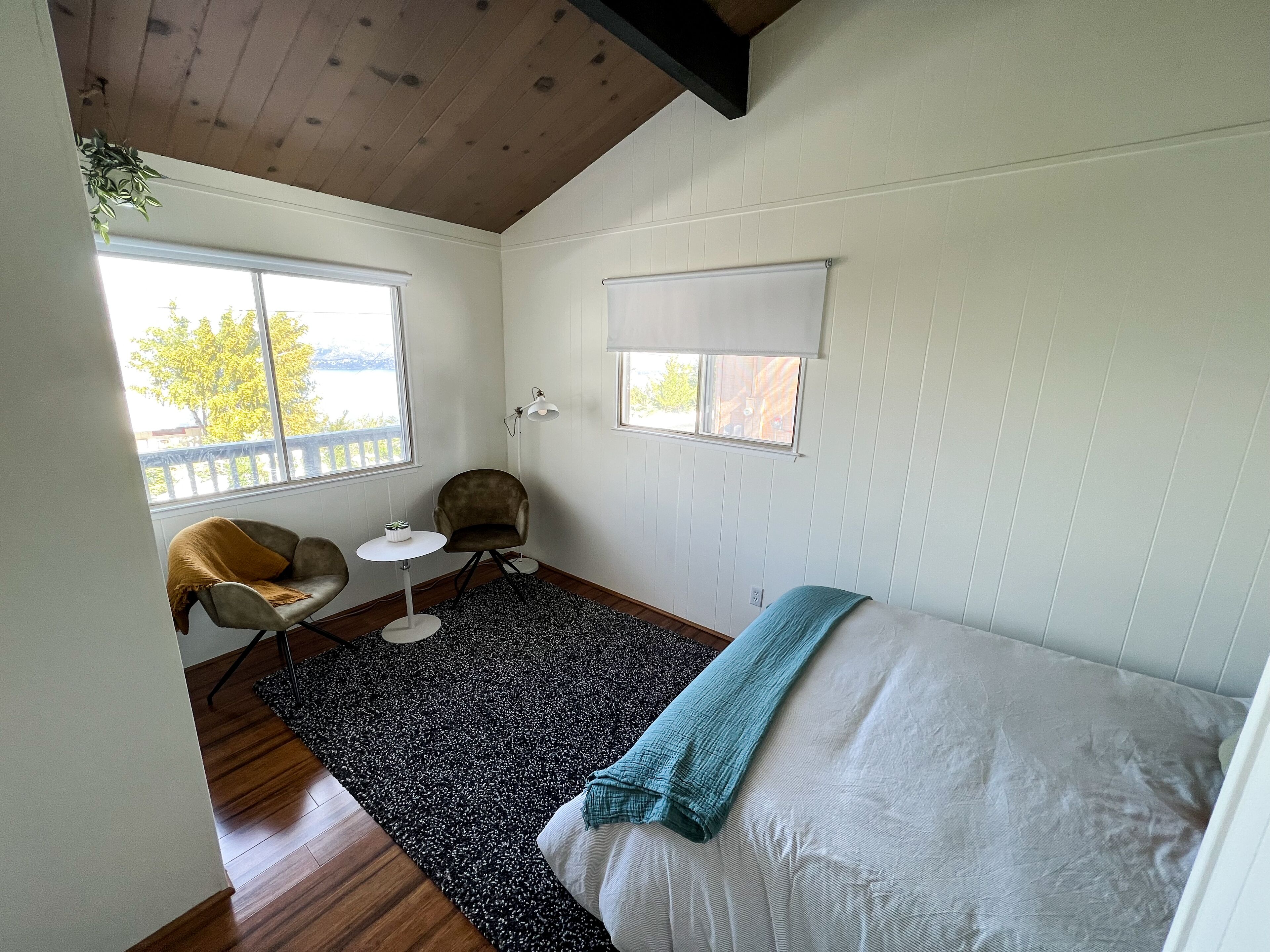 Peaceful Mid-century home w/ King bed and Hot tub--Amazing lake views!