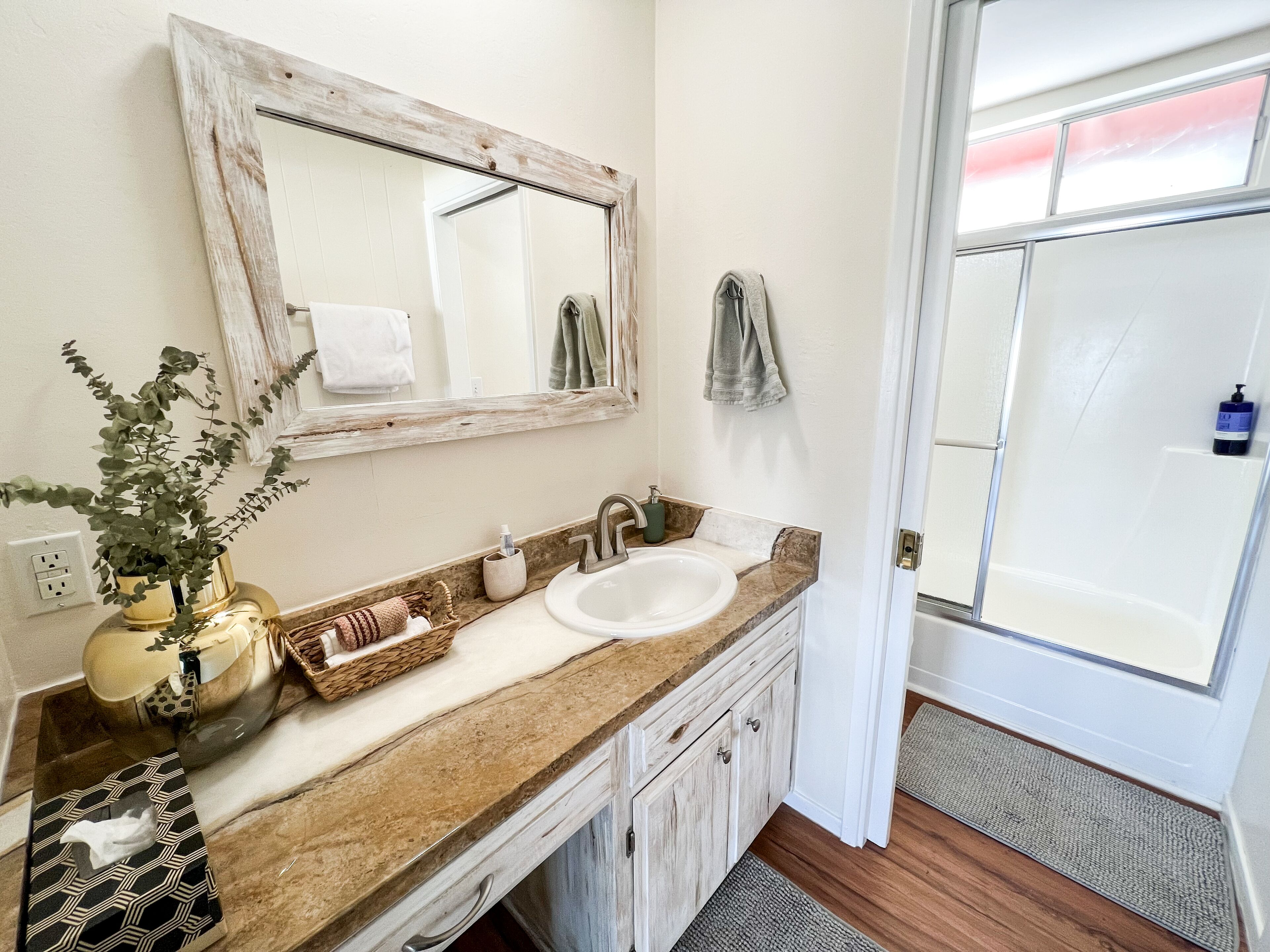 Peaceful Mid-century home w/ King bed and Hot tub--Amazing lake views!