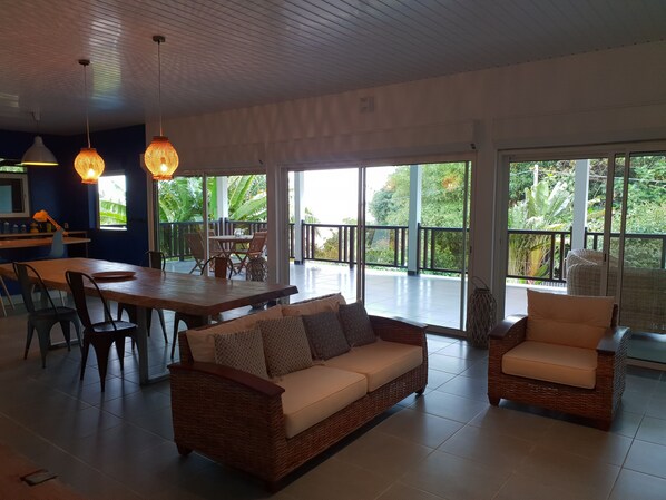 Premium-Villa | Wohnbereich | 55-Zoll-Smart-TV mit Digitalempfang, Fernseher, Netflix