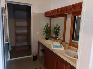 Bathroom - Shikoa Sobole (Remire Montjoly)