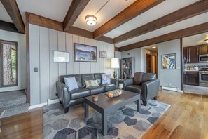 Living area - Hurricane Bay View - Lakeview - Dog OK - BUOY! (Tahoe City)