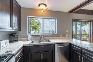 Private kitchen - Hurricane Bay View - Lakeview - Dog OK - BUOY! (Tahoe City)