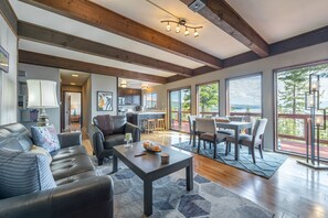 Living area - Hurricane Bay View - Lakeview - Dog OK - BUOY! (Tahoe City)