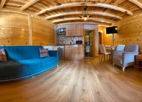 全景公寓 | 起居区 | 70-厘米LED 电视 （配备卫星频道）、电视