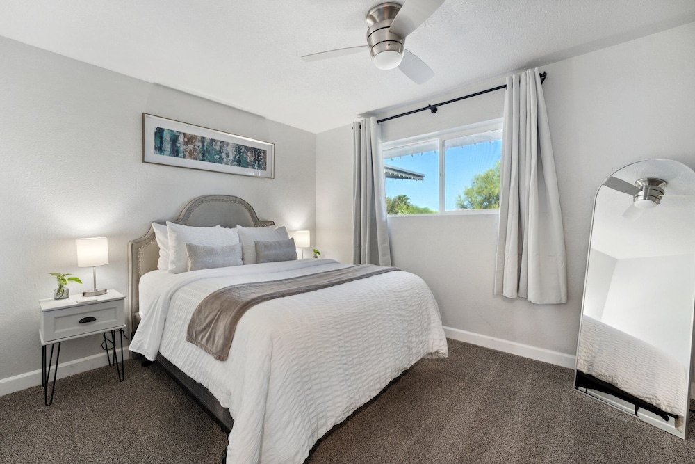 New luxury pool/ resort yard with sunset rooftop view. Fountain Hills Vrbo