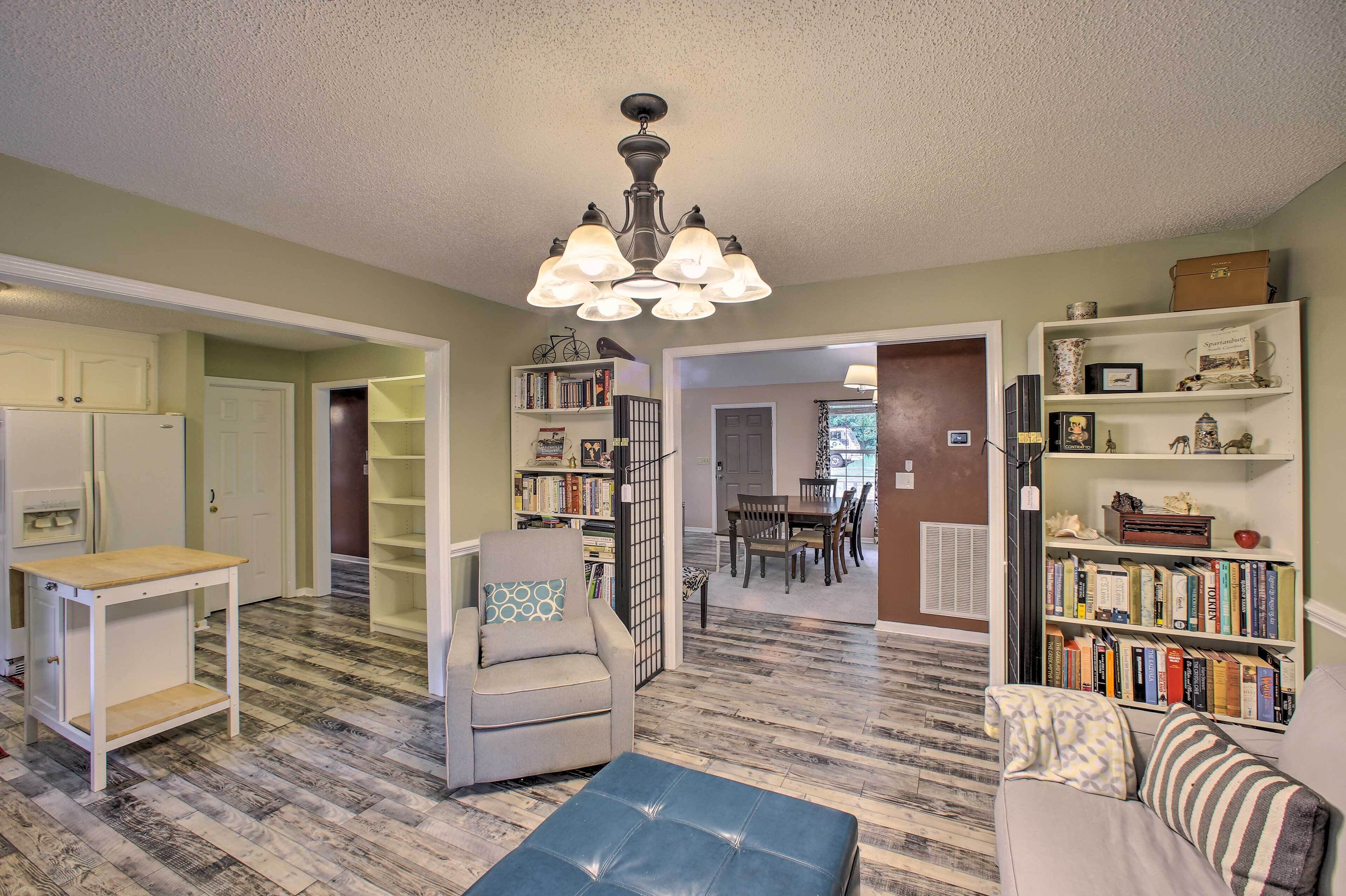 Televisión, reproductor de DVD, libros y videoteca 