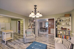 TV, DVD player, books, video library - Get 10% off for week-long booking at Dog Friendly Cottage with fenced backyard (Greenville)