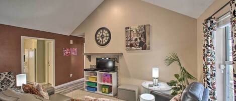 Televisio, DVD-soitin, kirjoja, videokirjasto