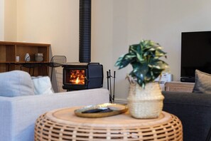 Smart TV, fireplace - Historic Battery Point Cottage (Battery Point)