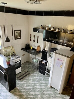 Kühlschrank, Herdplatte, Mixer, Kochgeschirr/Geschirr/Besteck