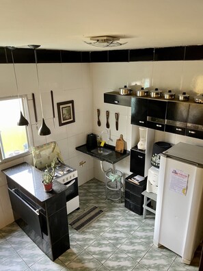 ثلاجة، موقد طهي مسطح، خلاط، مستلزمات طهي/أطباق/أوعية