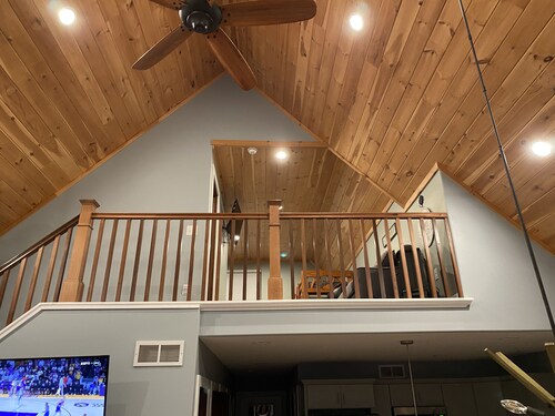 Hideout home  nestled in the middle of 10 acres. 10 Minutes from Torch Lake!!!